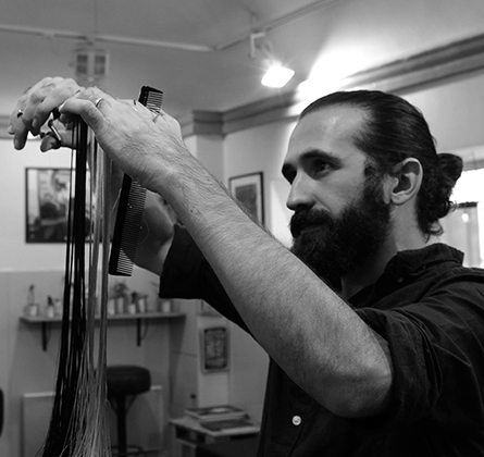 Guillaume, coiffeur visagiste au sein de son salon de coiffure de Sommières (30)