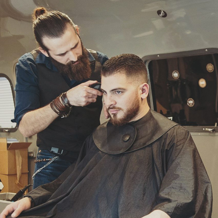 Guillaume, coiffeur de l'Atelier Coiffure réalise une coupe à la tondeuse